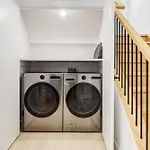 Free Parking, Perfect Family Home With King Bed