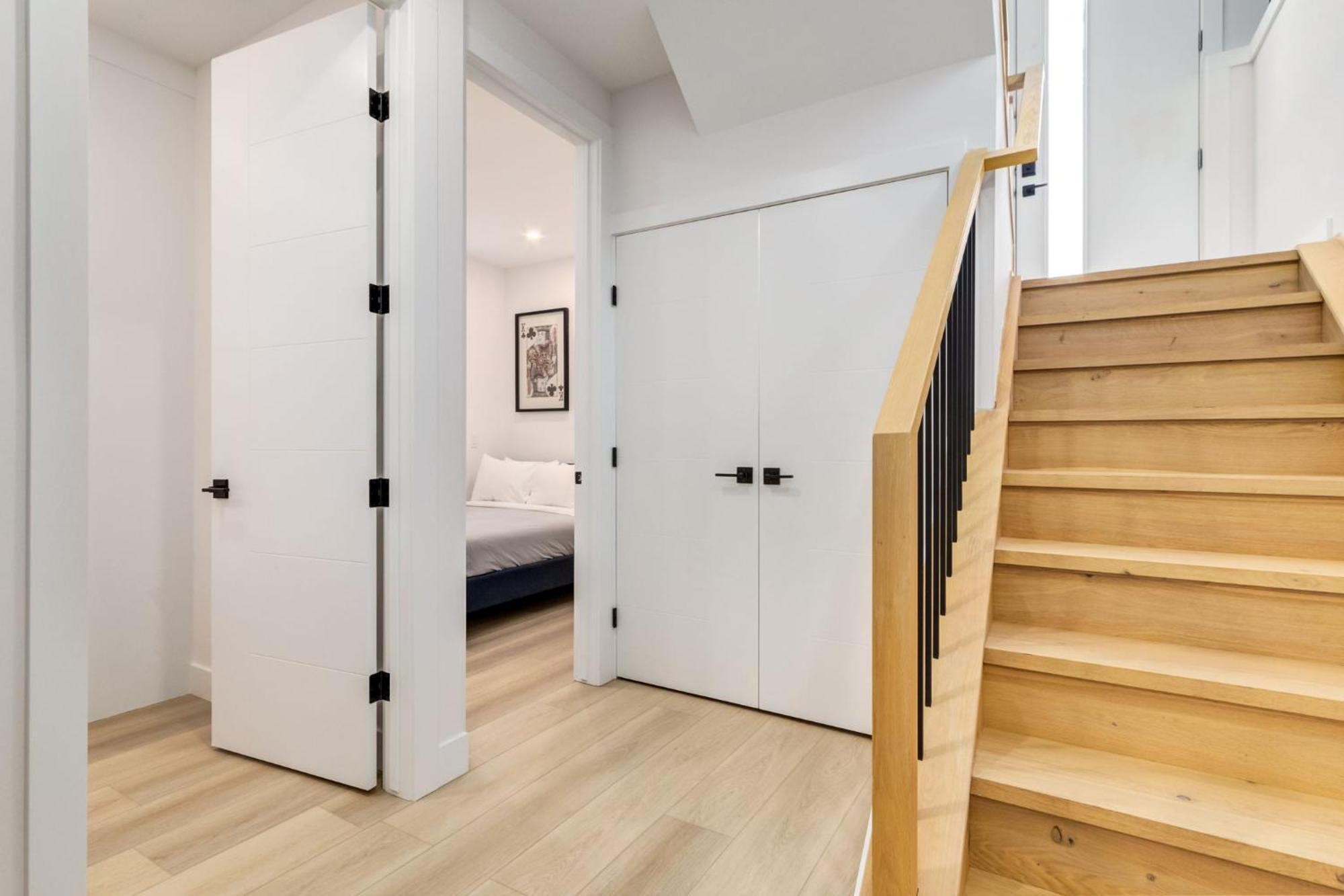 Free Parking, Perfect Family With King Bed Holiday home Calgary