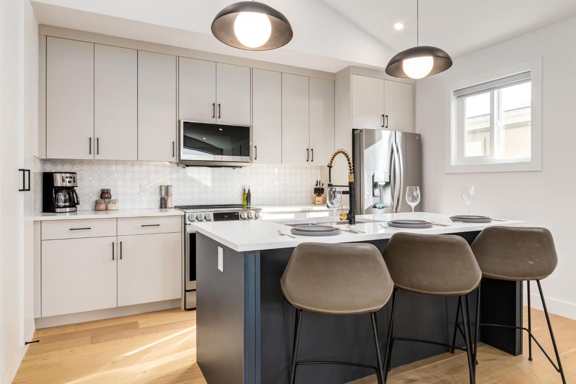 Free Parking, Perfect Family With King Bed * Calgary