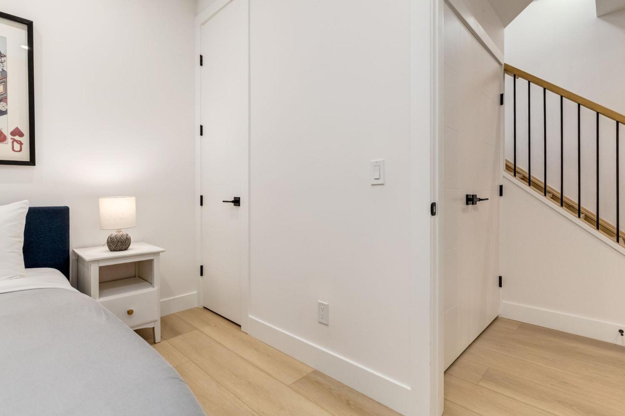 Free Parking, Perfect Family With King Bed Holiday home Calgary