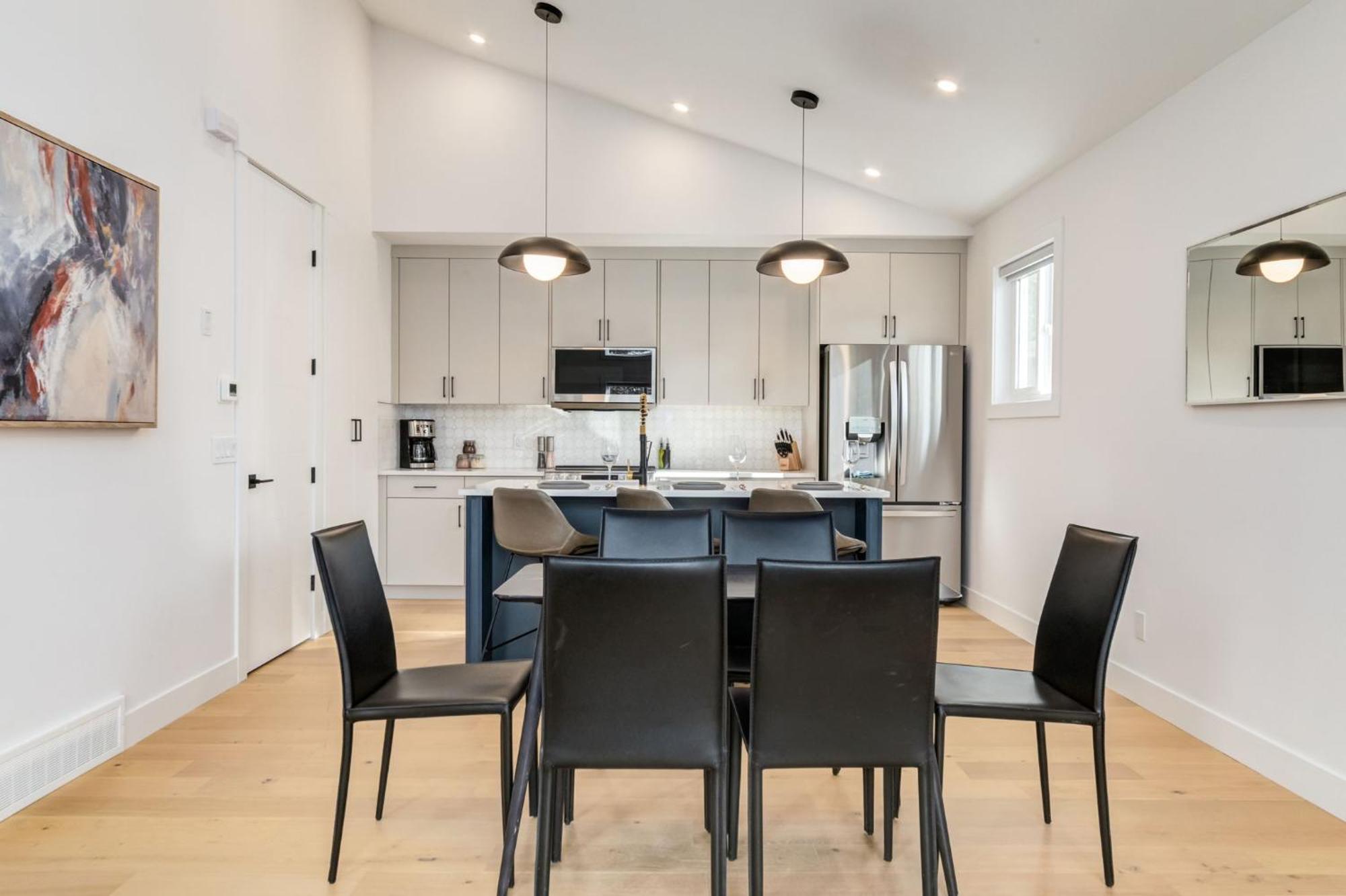Free Parking, Perfect Family With King Bed Holiday home Calgary